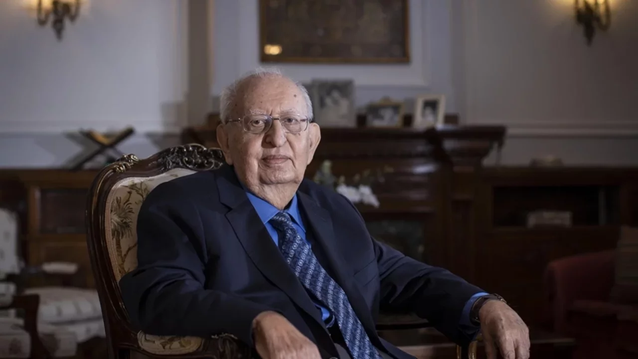 Hüsamettin Cindoruk kimdir?