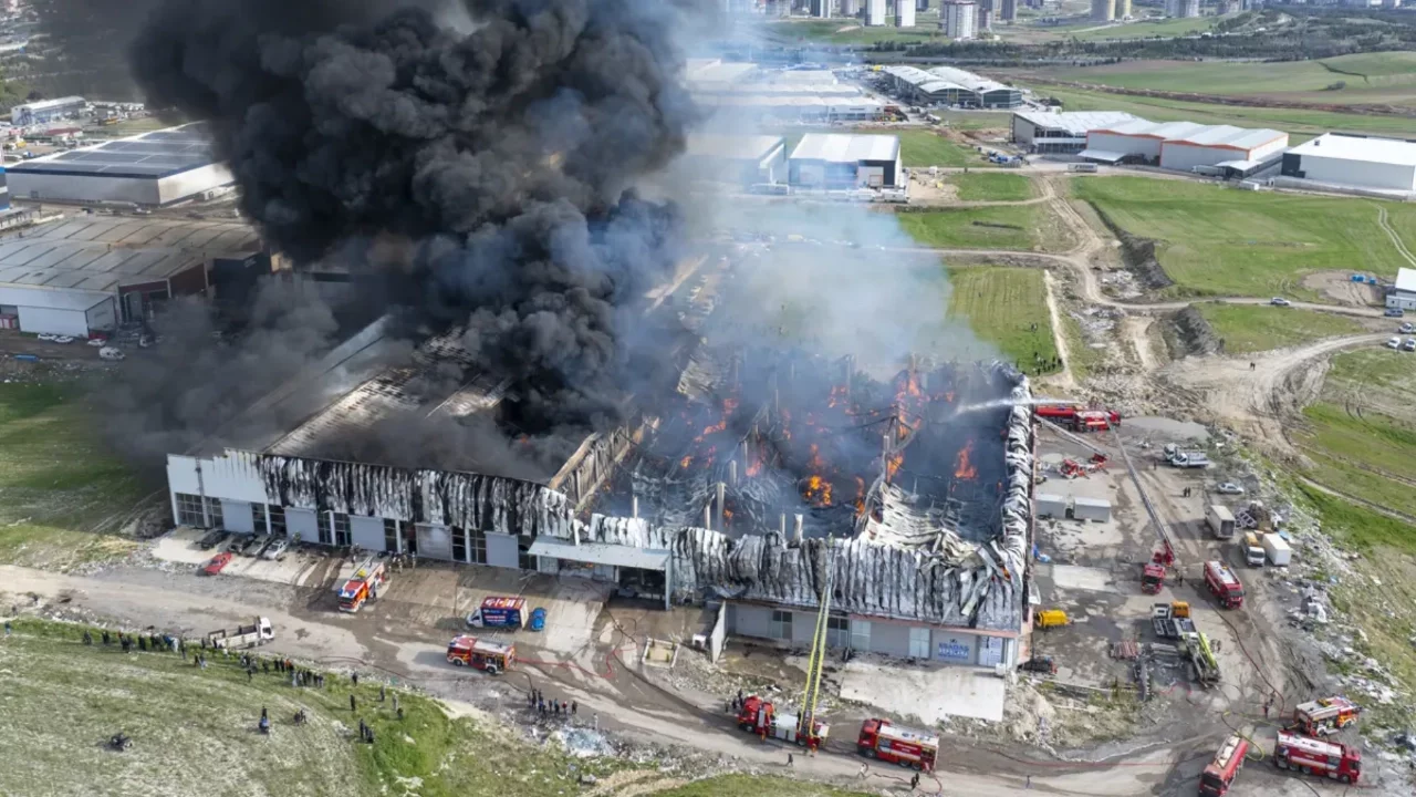 Mobilya deposunda korkutan yangın