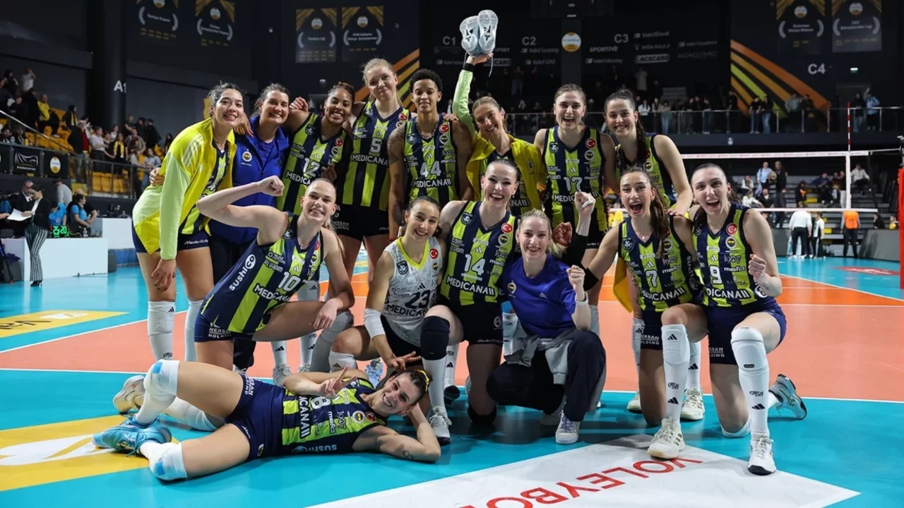 Fenerbahçe, VakıfBank'ı 3-1 mağlup etti