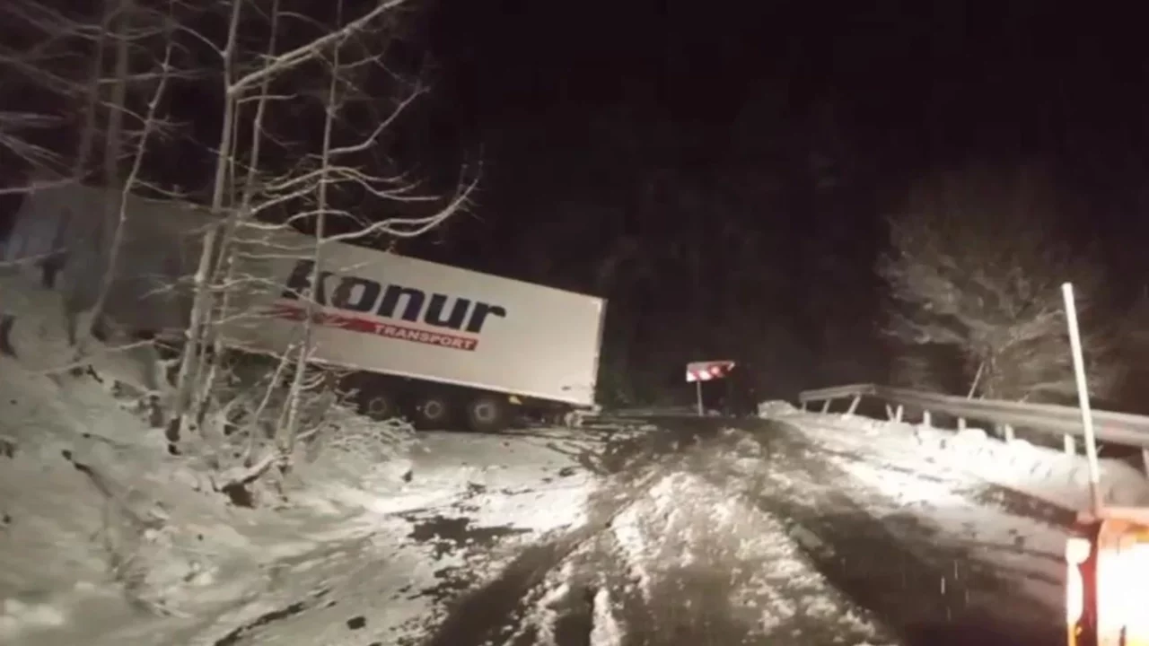 TIR yolu kapattı, çok sayıda araç mahsur kaldı