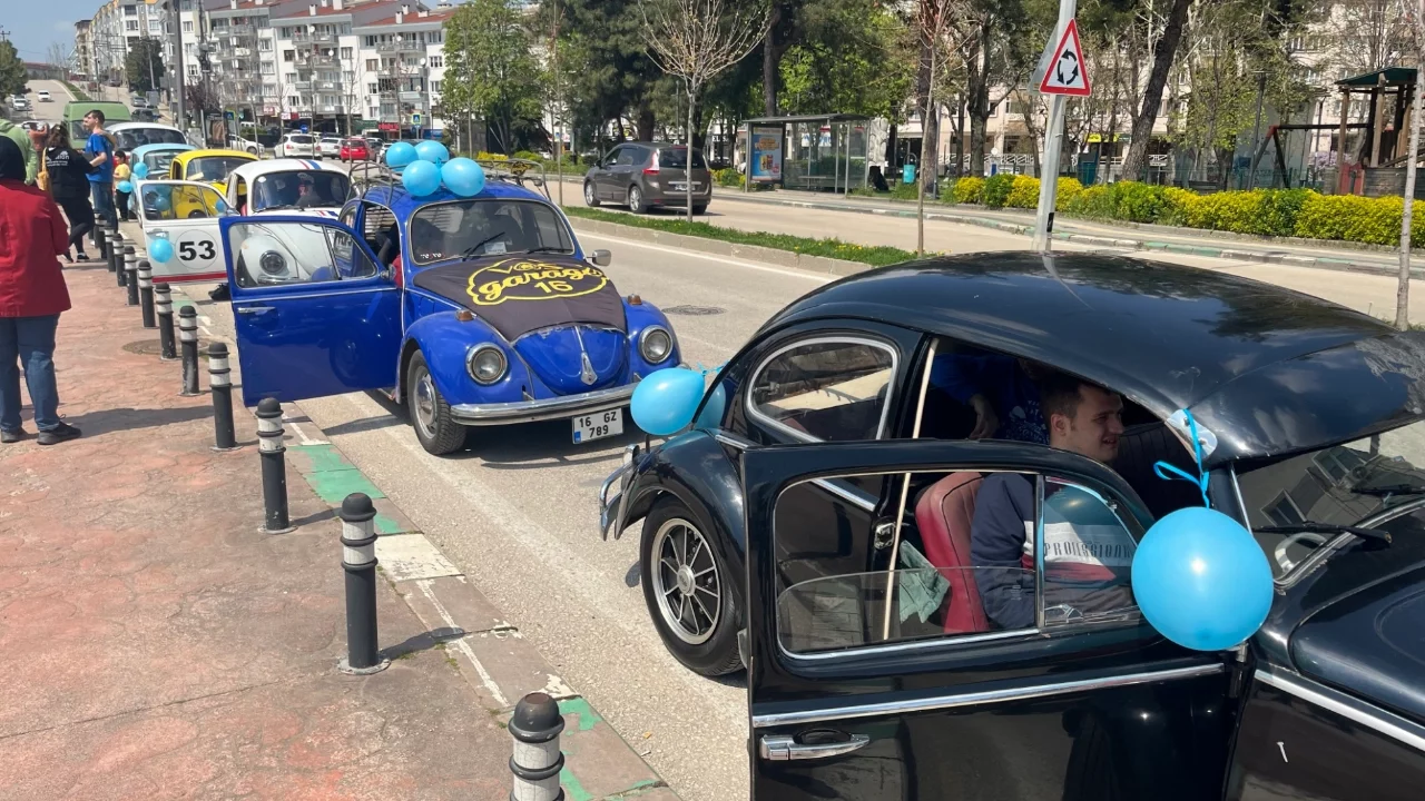 Bursa'da 'vosvoslar' otizm farkındalığı için yollarda