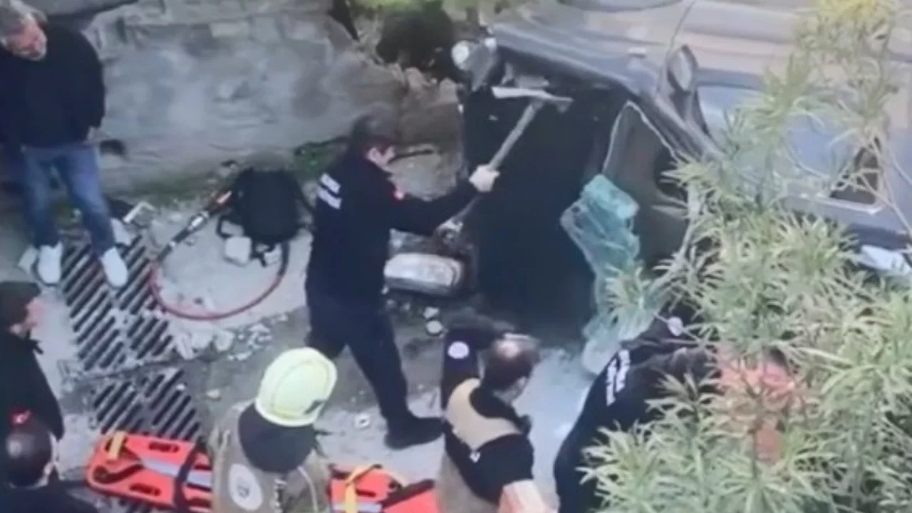 Bursa'da kaza yapan araç merdivenlerden yuvarlandı