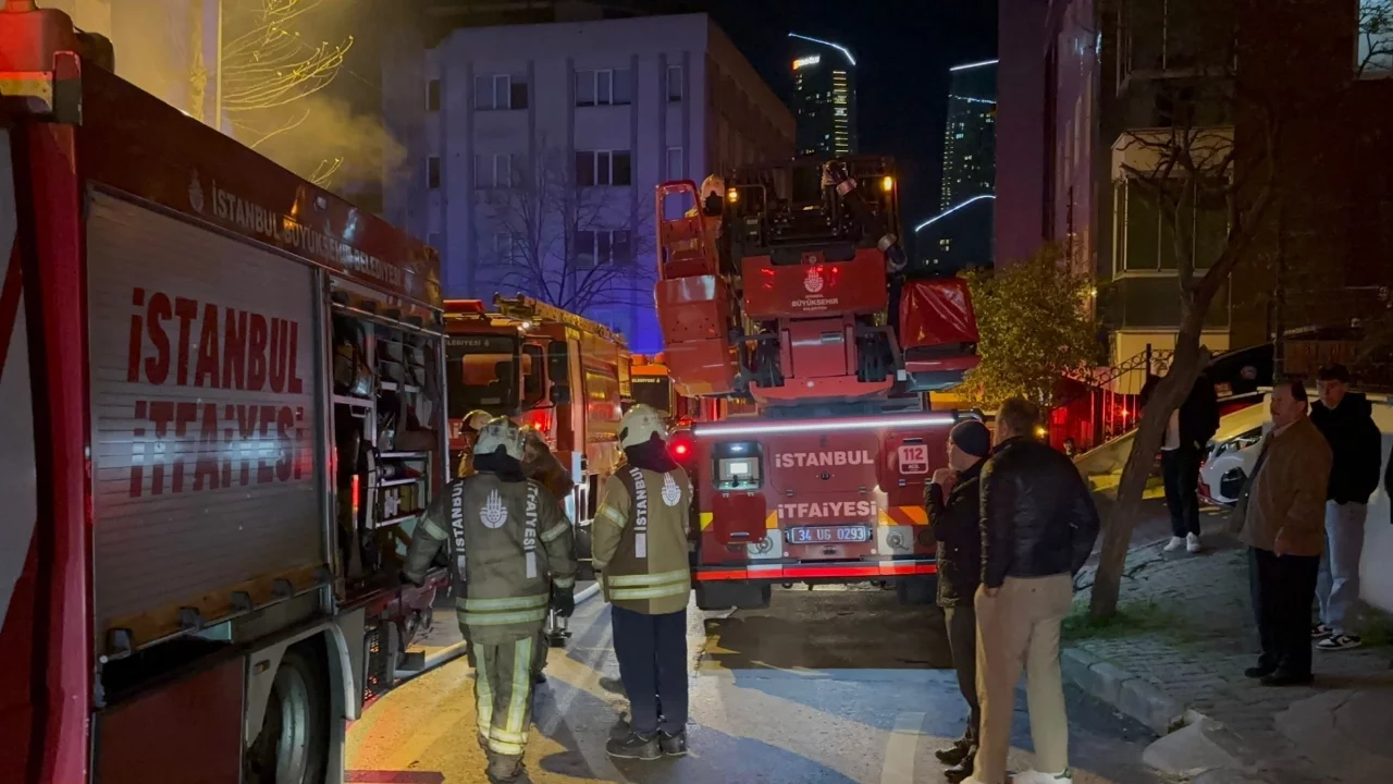 İstanbul'da 5 katlı iş hanında yangın