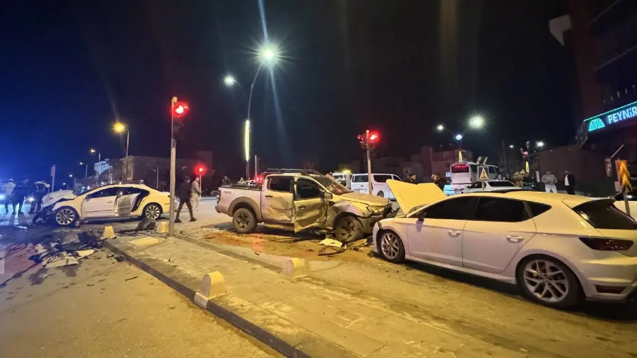 Pikap ile otomobil çarpıştı: 6 yaralı