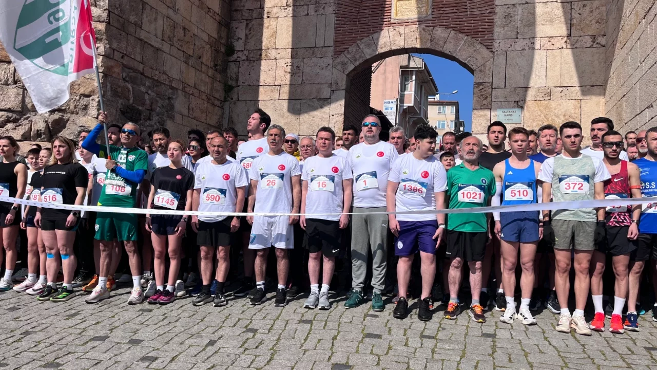 18. Uluslararası Osmangazi Tarihi Kent Koşusu, yoğun katılımla gerçekleştirildi