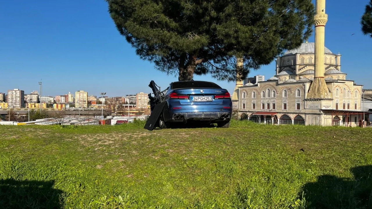 Esenler'de otomobil kamyonete çarptı: Çok sayıda yaralı