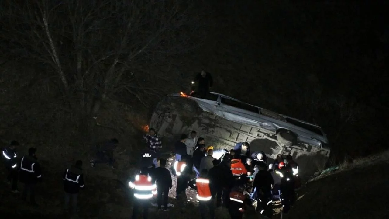 Malatya'da maden işçilerini taşıyan servis devrildi: Ölü ve yaralılar var