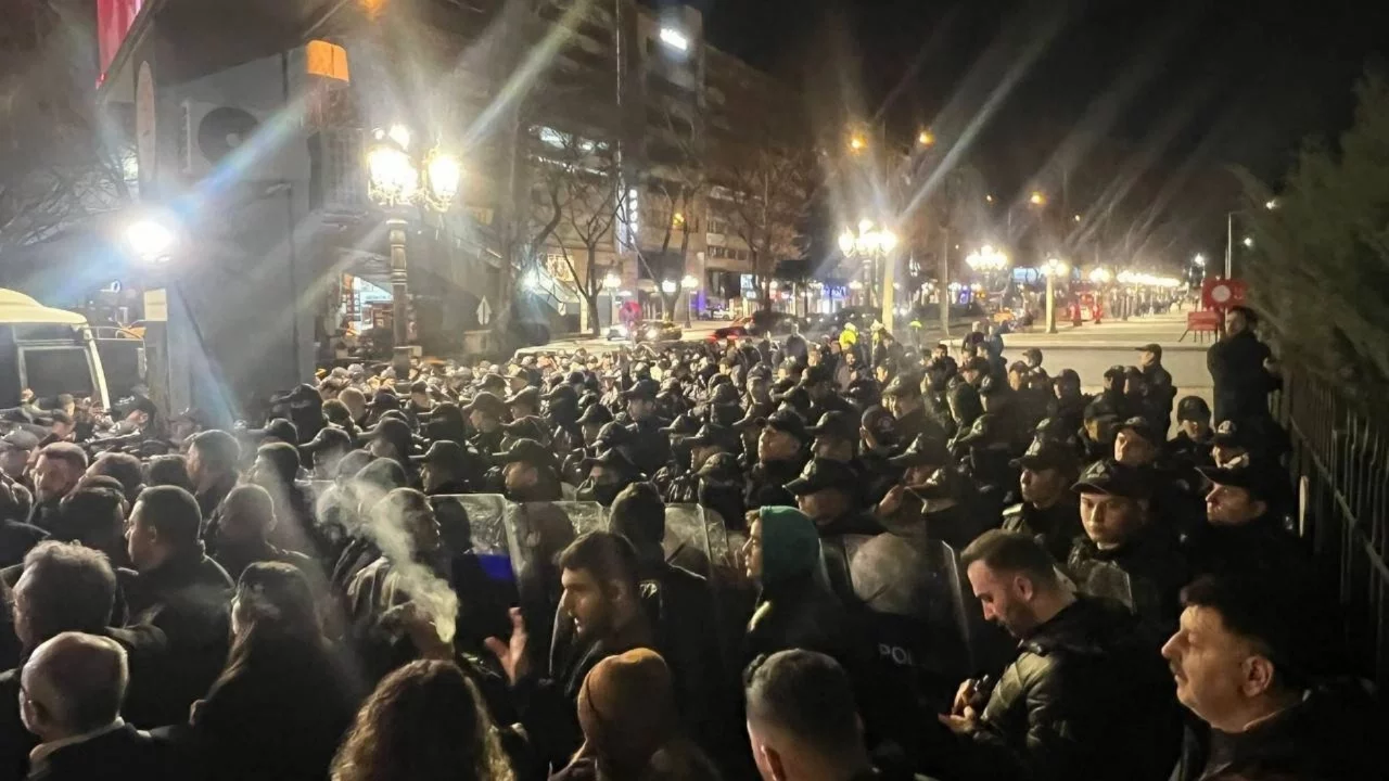 Ümit Erkol'un tutuklanmasına tepki için düzenlenen yürüyüşe polis müdahale etti