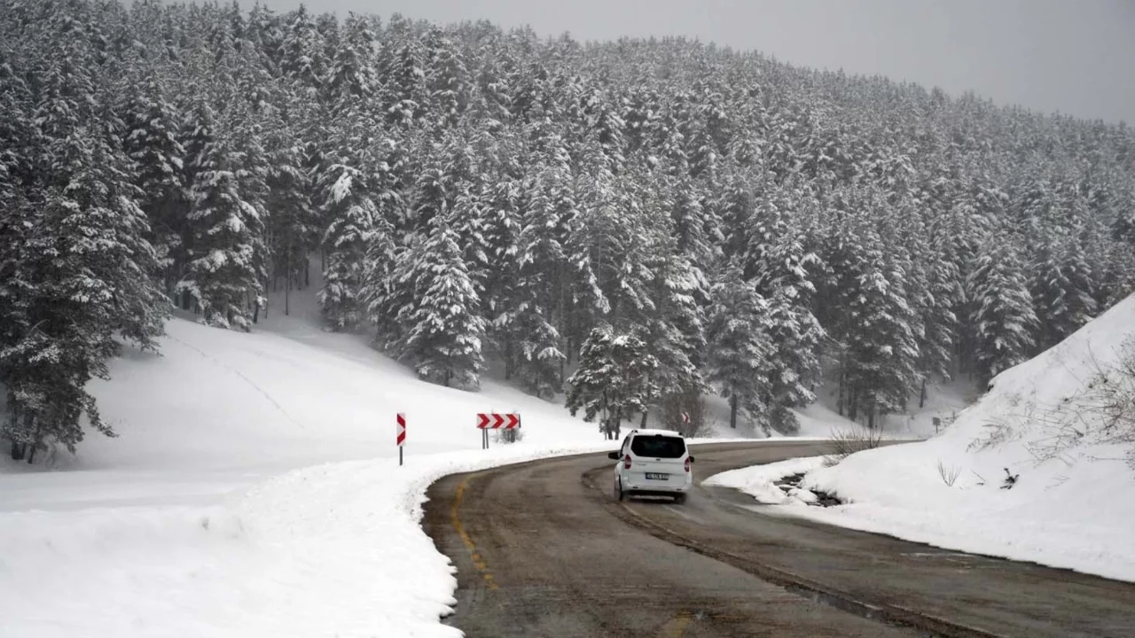 Batıda bahar, doğuda kara kış! Nisan ortasında her yer bembeyaz