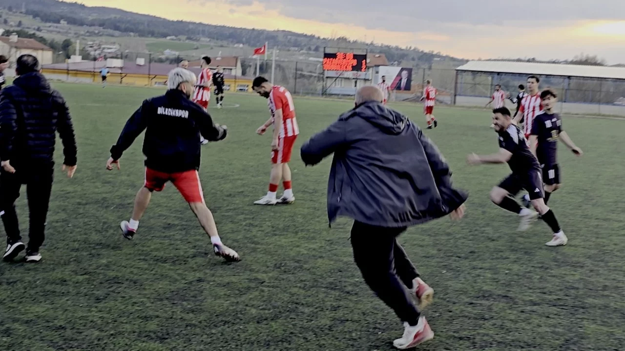 Maç sonunda saha içi bir anda ringe döndü