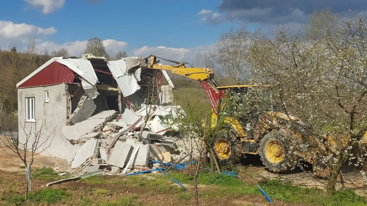 İnegöl'de 142 kaçak yapı yıkıldı