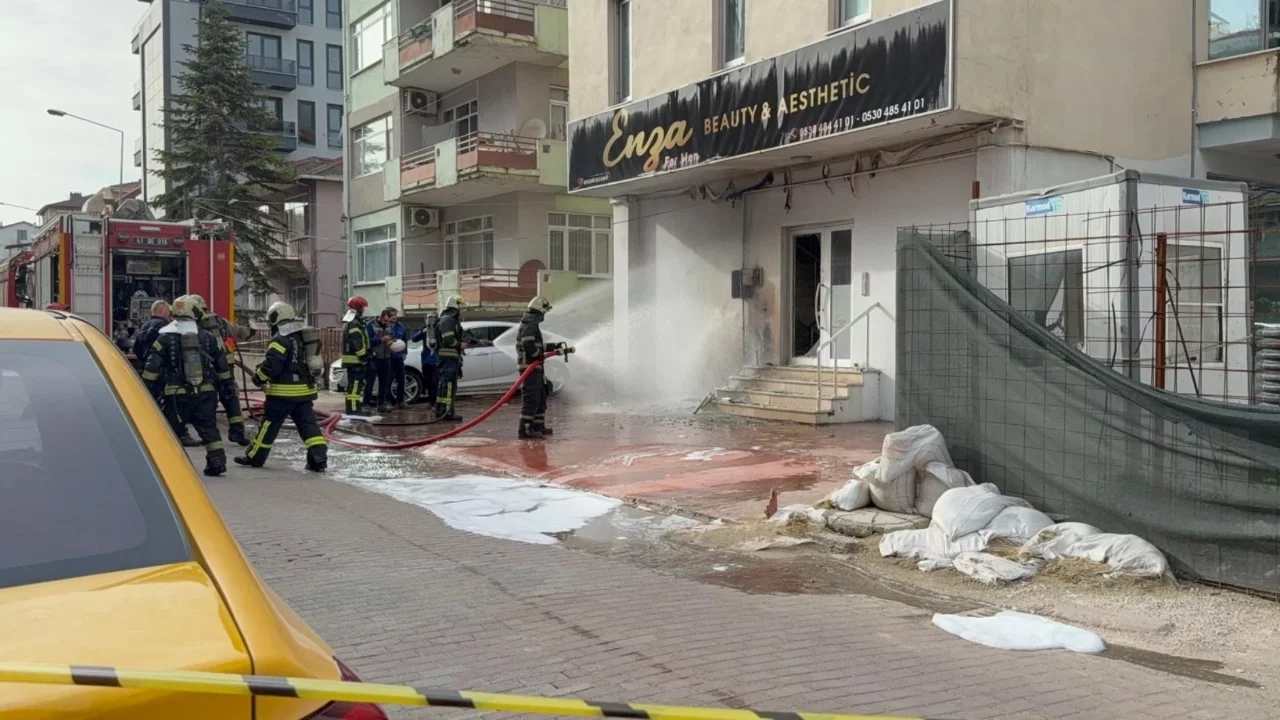 İzmit'te patlama paniği: Güzellik merkezi altındaki gaz kutusu alev aldı