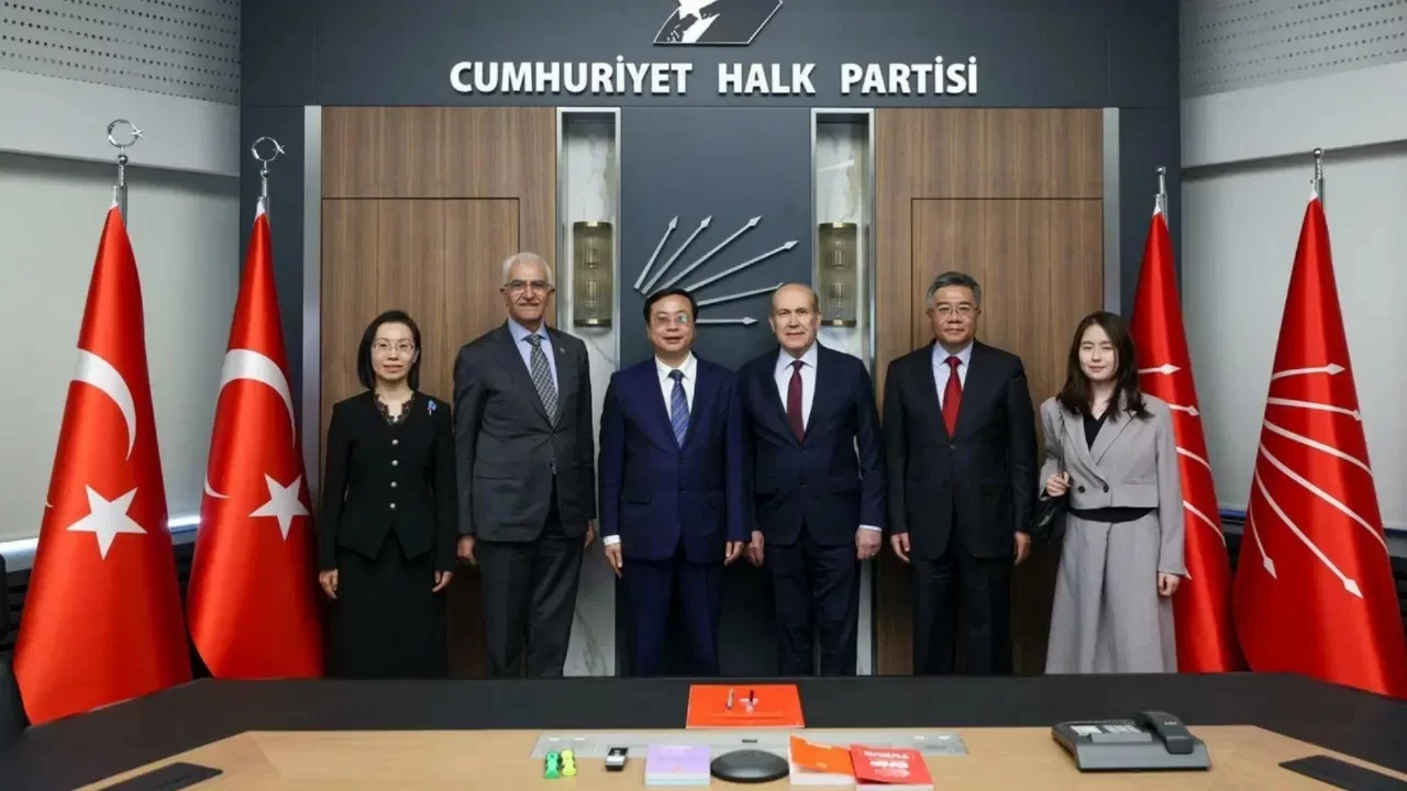 ÇKP heyetinden CHP'ye ziyaret: Özgür Özel, Çin'e davet edildi
