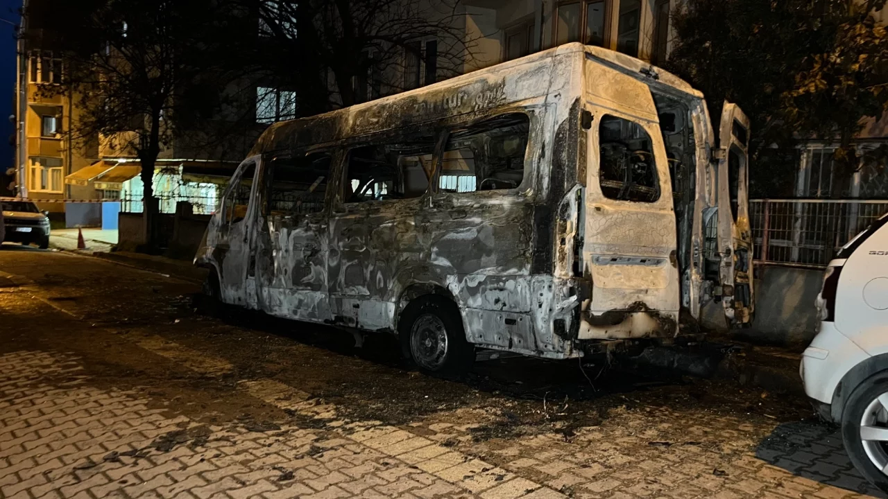 İstanbul'da park halindeki servis aracı alev alev yandı