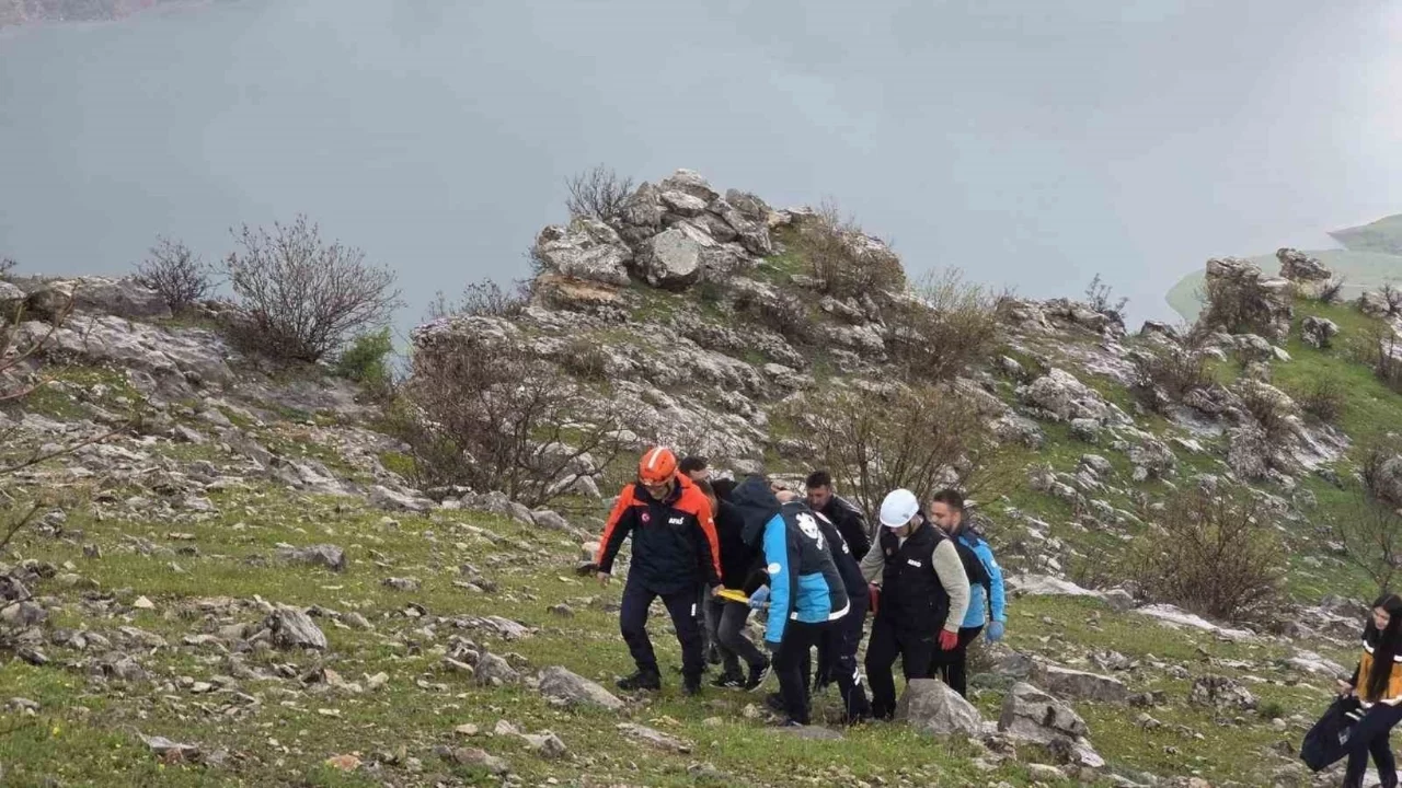 Atıyla birlikte kayalıklara yuvarlanan genç ağır yaralandı