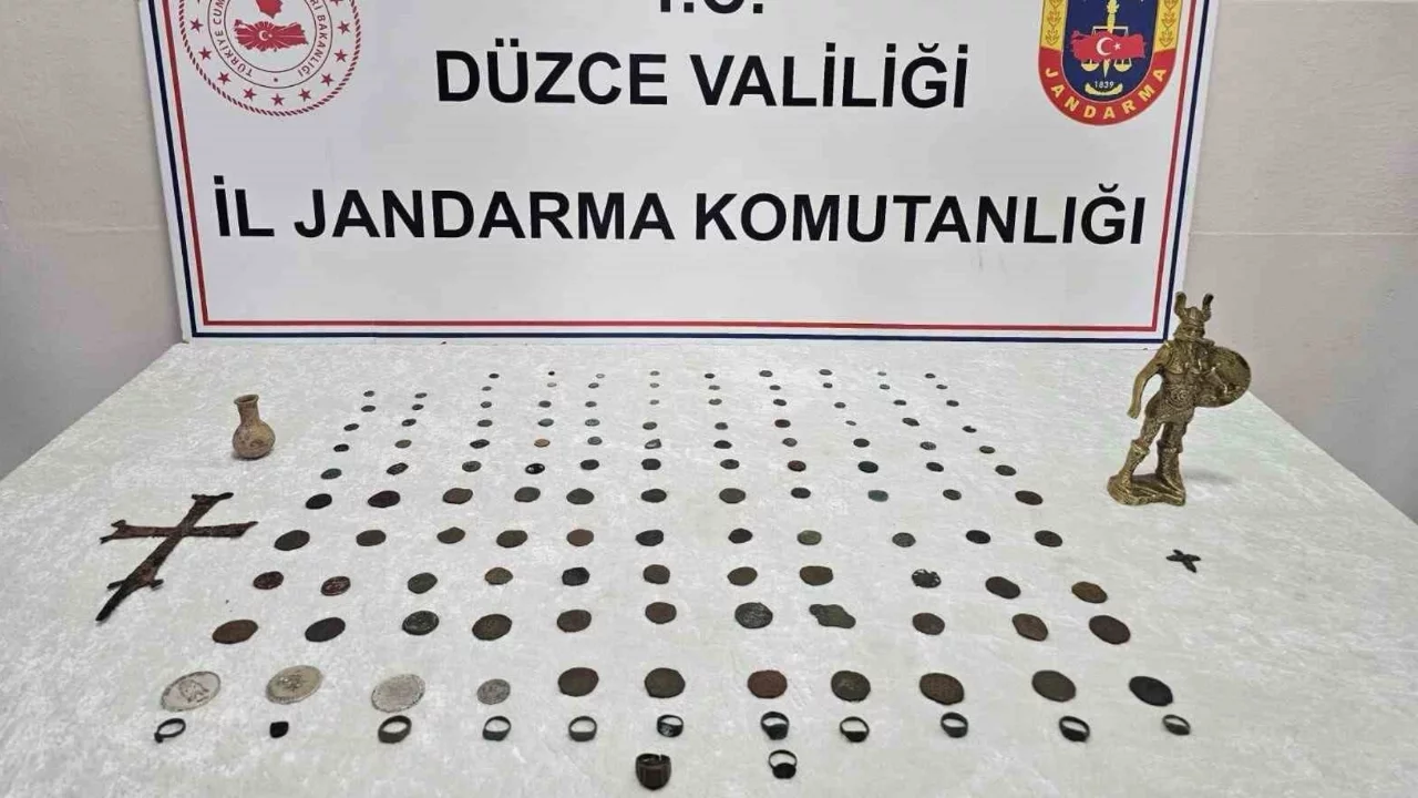 Tarihi eserleri satmak için müşteri ararken yakalandılar