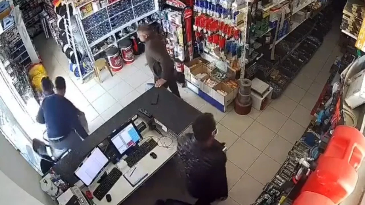 Antalya'da depremi fark eden vatandaşlar sokağa fırladılar