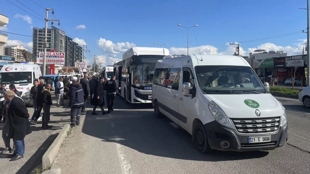 Belediye otobüsü ile öğrenci servisi çarpıştı: 3 yaralı