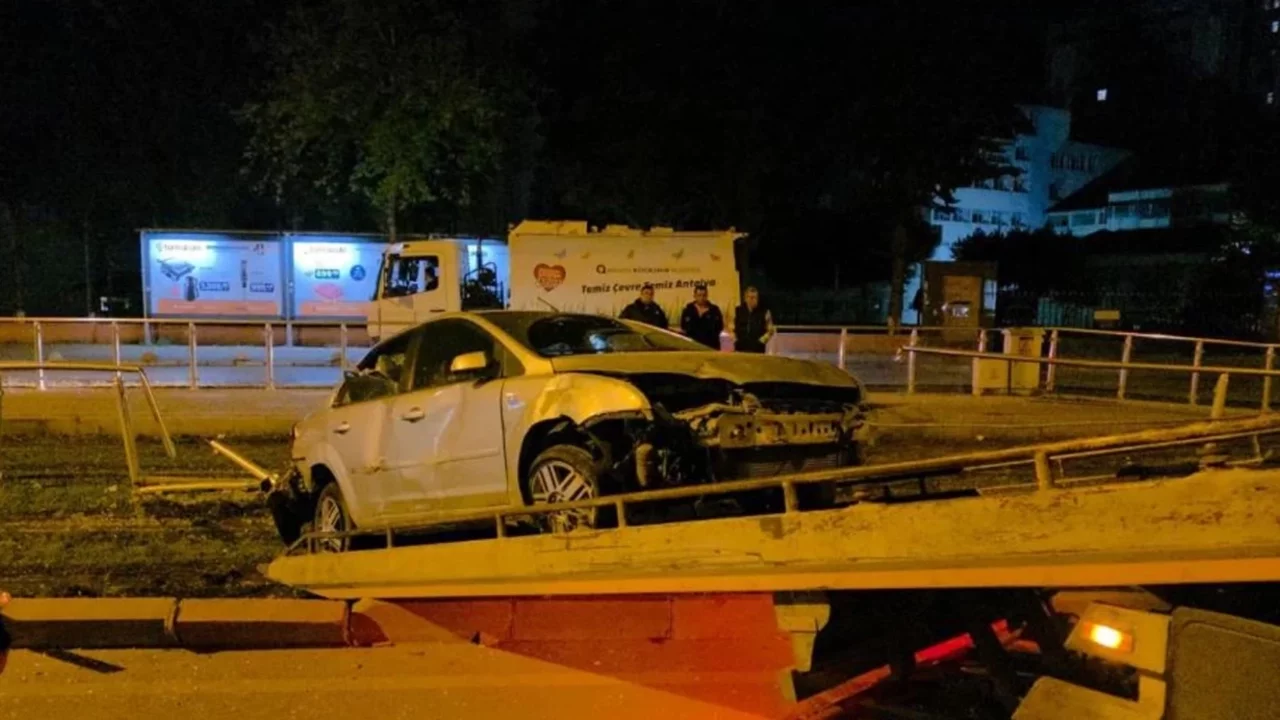 Alkollü sürücü tramvay durağına daldı