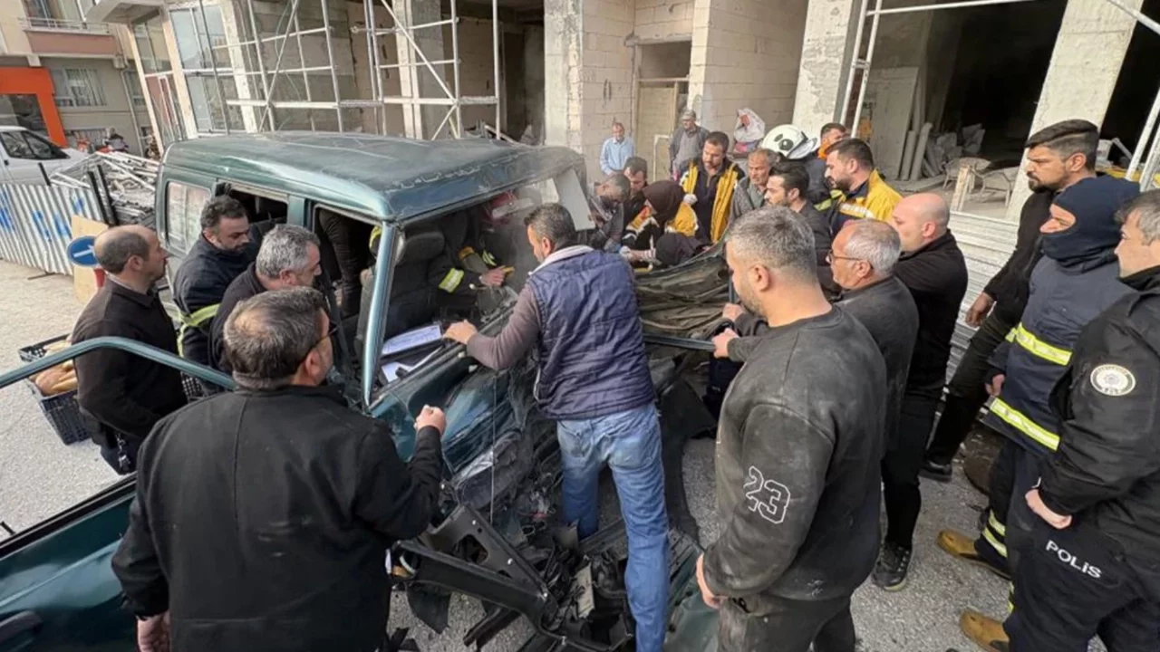 Ekmek taşıyan araçlar çarpıştı: Yaralılar var...