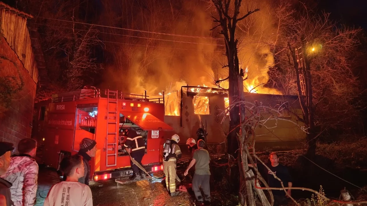 Bursa'da tek katlı ev alev alev yandı