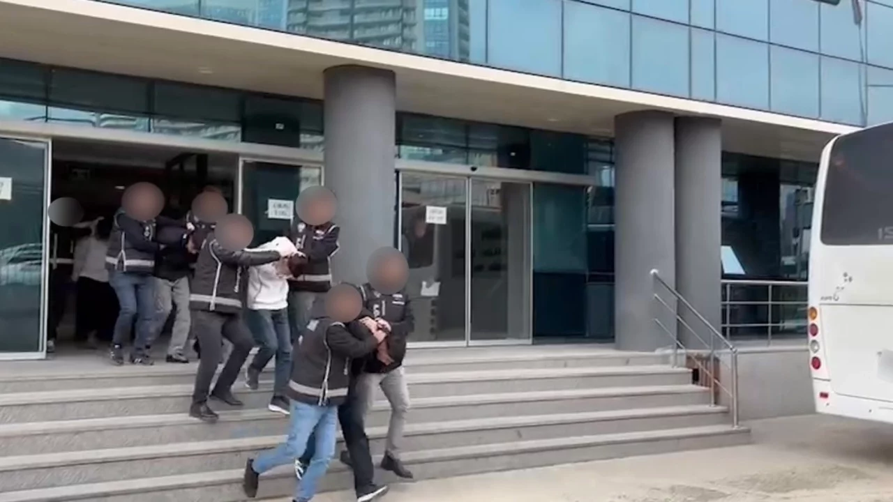 Bursa'da kurye kılığıyla girdiler, iş insanını silahla alıkoyup gasp ettiler!