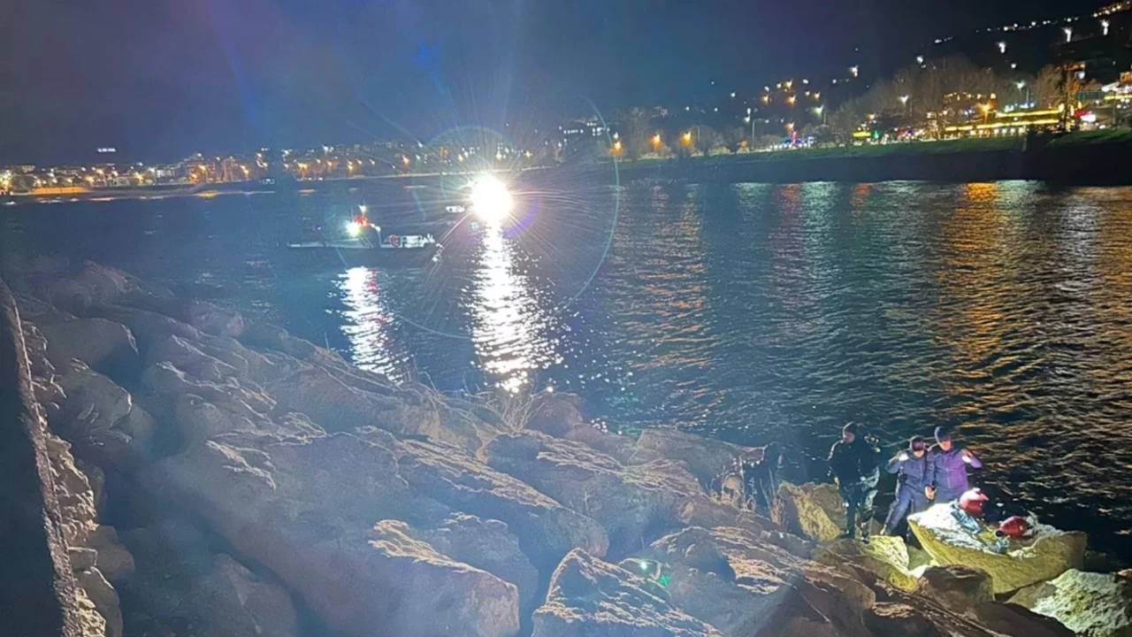 Van Gölü'ne düşen gencin cansız bedeni bulundu