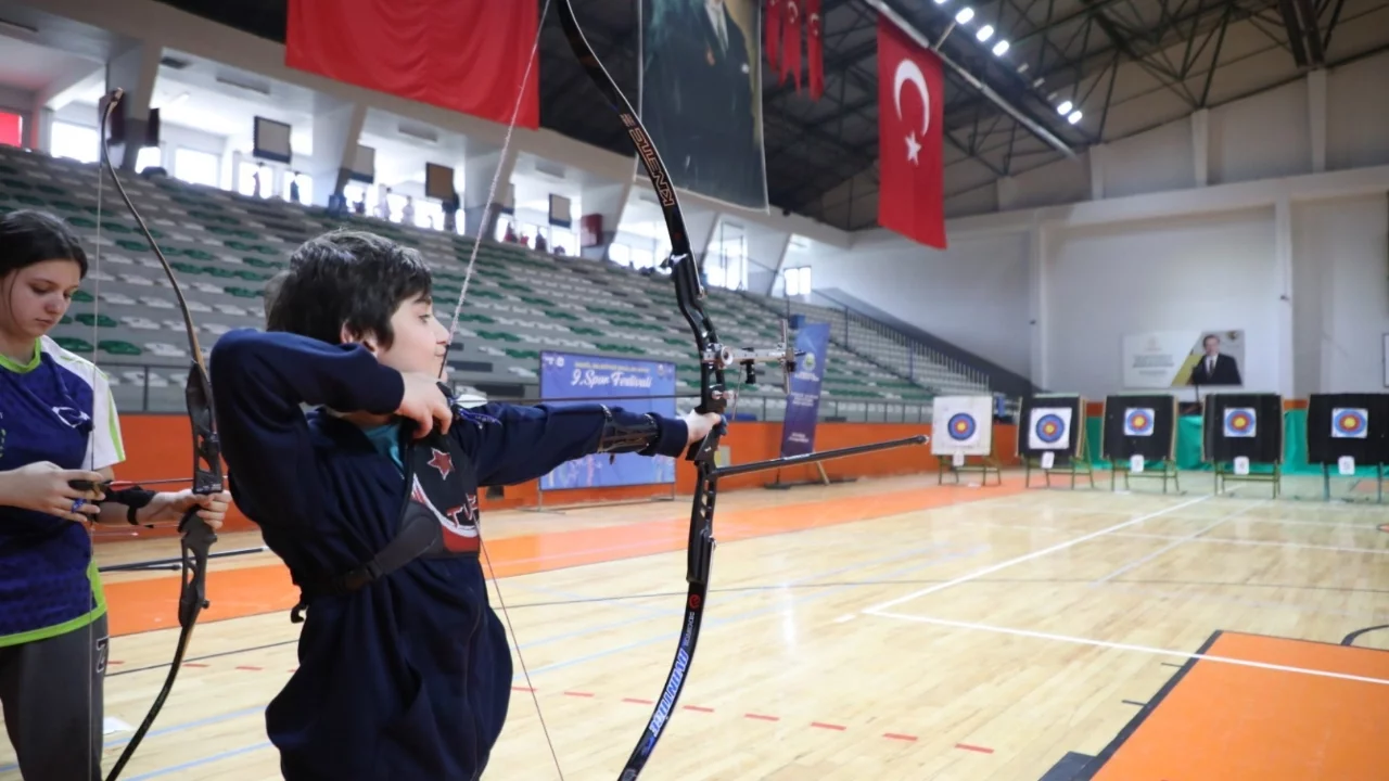 İnegöl'de spor festivalinde öğrenciler okçular yarıştı