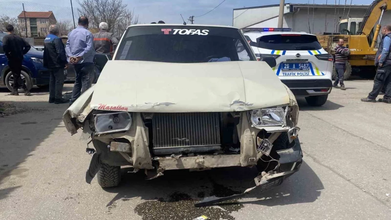 Eskişehir'de 2 araç çarpıştı, 4 araç hasar aldı