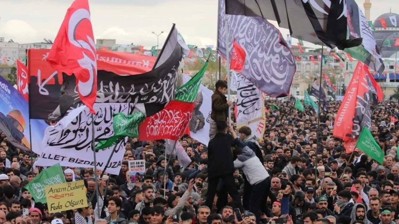 Hizbullah meydanlara indi