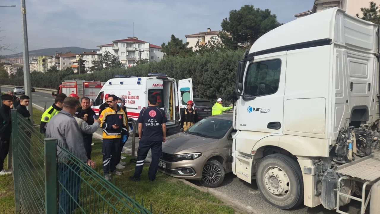Bursa'da kamyon çarptığı otomobili sürükledi