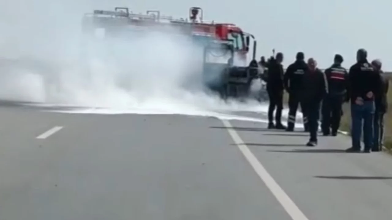 Seyir halindeki iş makinesi alevlere teslim oldu