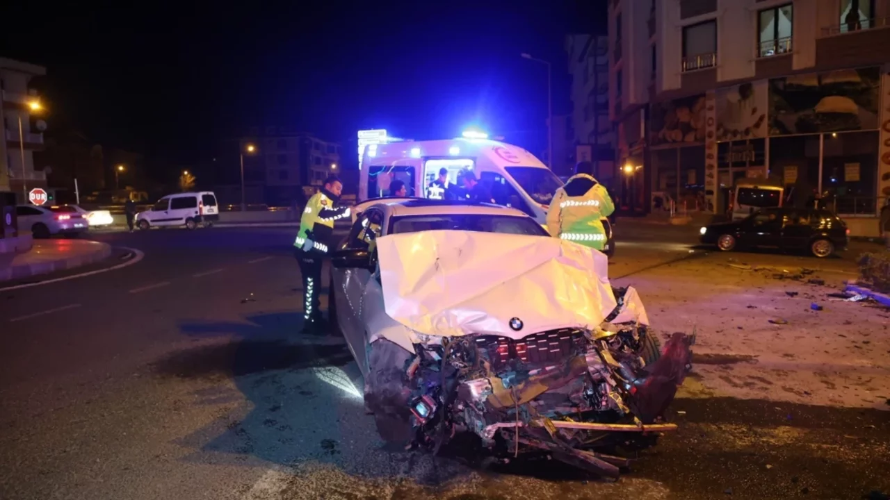 Otomobil ile minibüs çarpıştı: 1'i ağır 3 yaralı