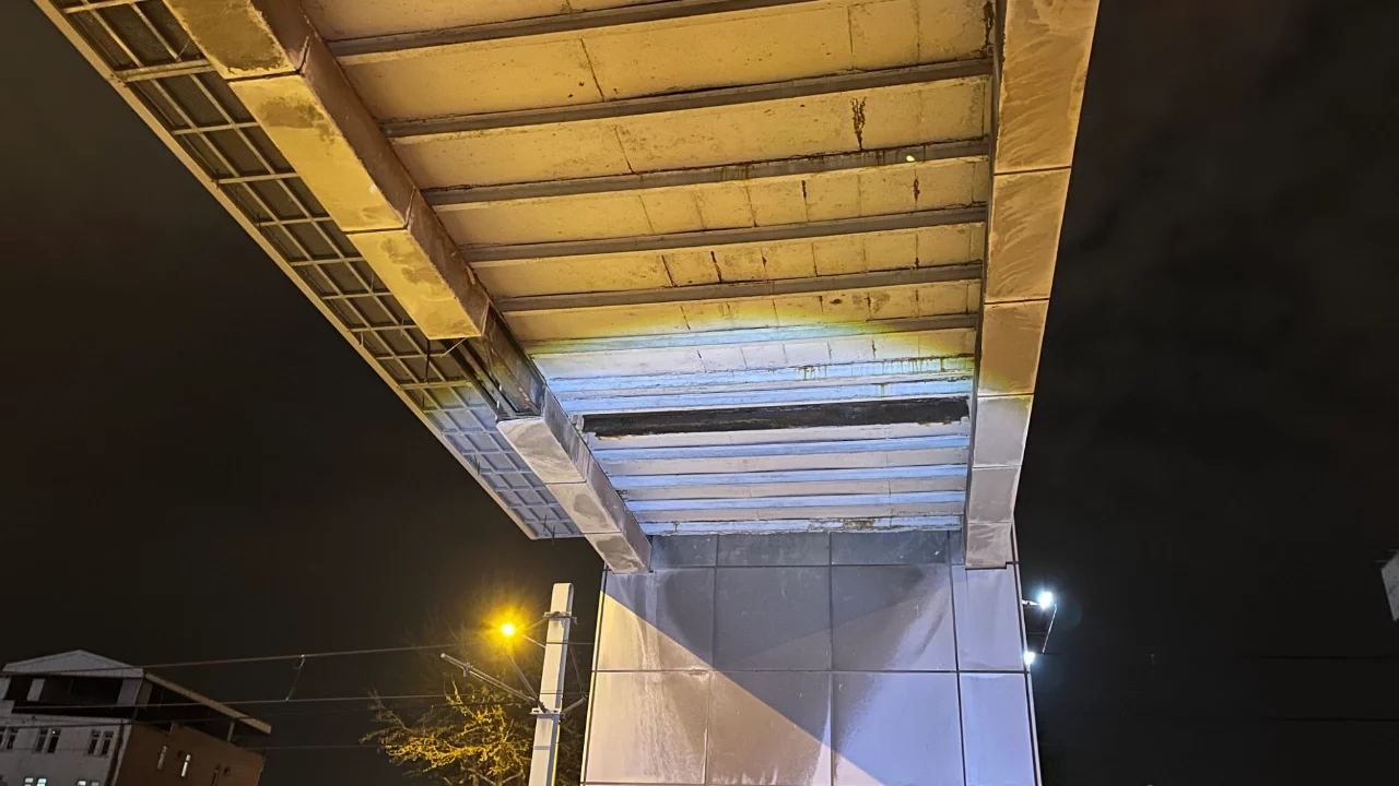 Bursa'da üst geçitten kopan demir yola düştü, facia kıl payı atlatıldı