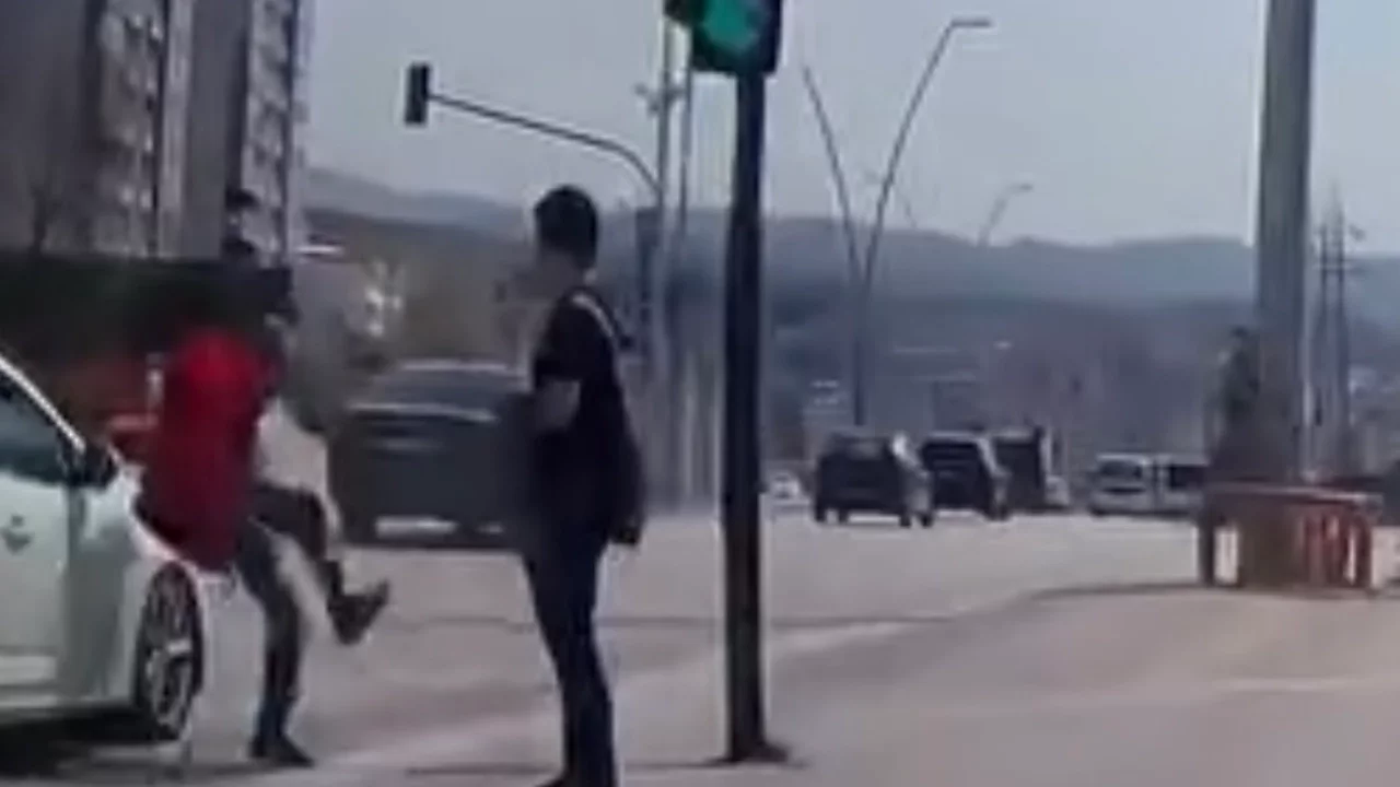 Bursa'da kırmızı ışıkta yola atladı, facia teğet geçti