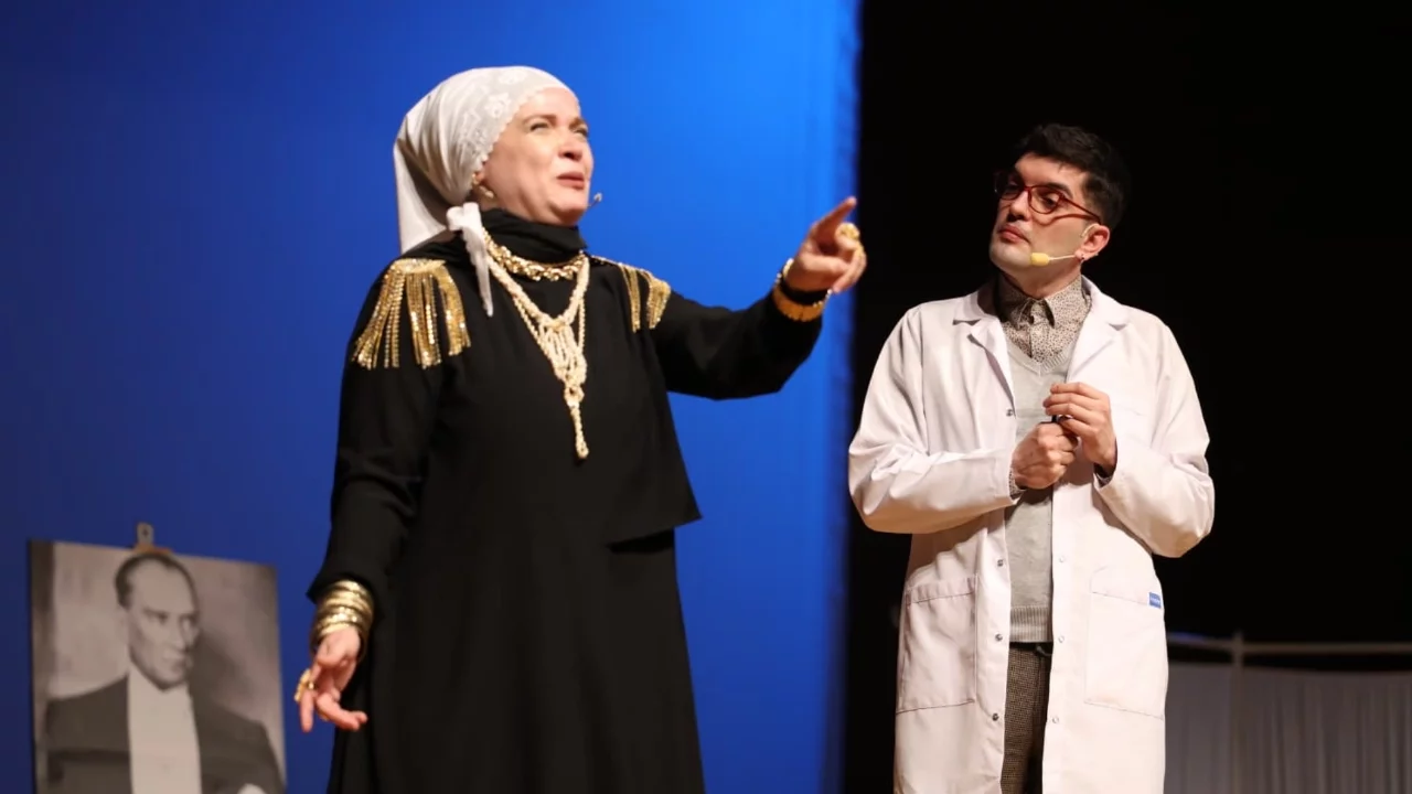 "Taksiratli Şekibe" oyunu Osmangazi'de büyük ilgi gördü