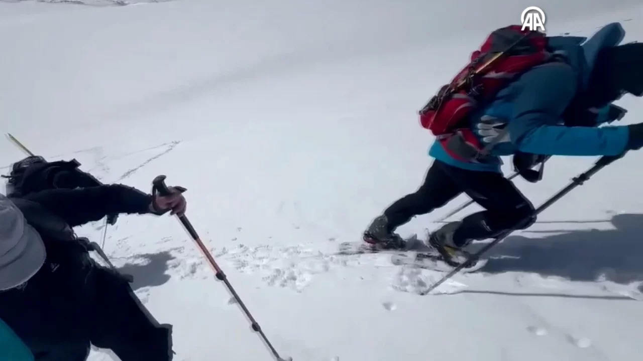 Süphan Dağı'na tırmanmak isteyen dağcılara kar engeli