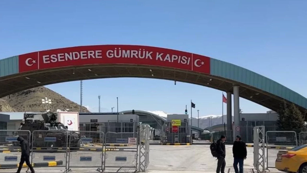 Esendere Sınır Kapısı'nda "güvenli geçiş" mesaisi sürüyor