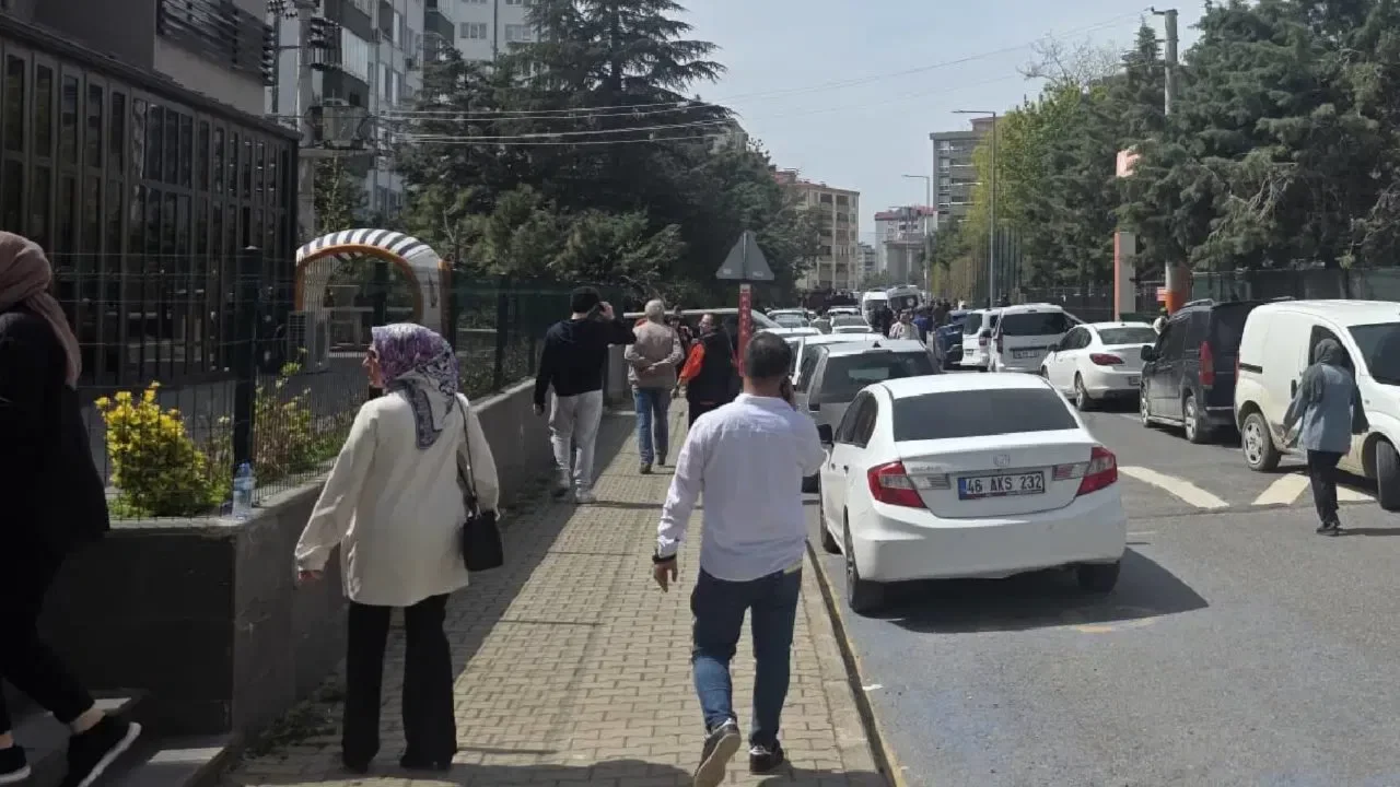 Kahramanmaraş'ta ortaokulda silahlı saldırı... Veliler sinir krizi geçirdi!