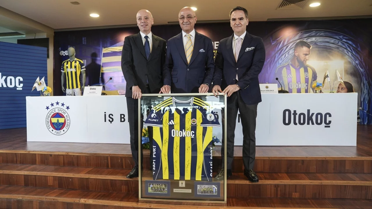 Fenerbahçe'nin futbol takımı forma göğüs sponsorluğu yenilendi