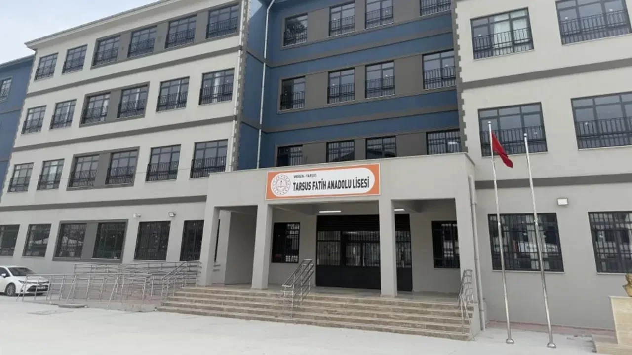 Mersin'de bir lise öğrencisi okulda silahla yakalandı!