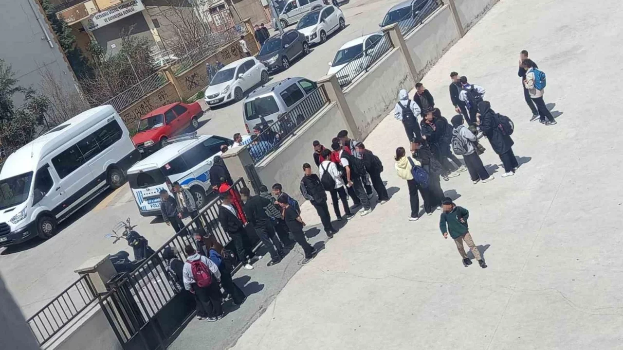 Gaziantep'te lise önünde silahlı saldırı paniği