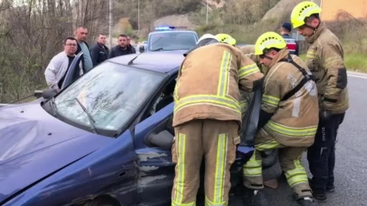 Bursa'da otomobil bariyerlere çarptı! Yaralılar var...