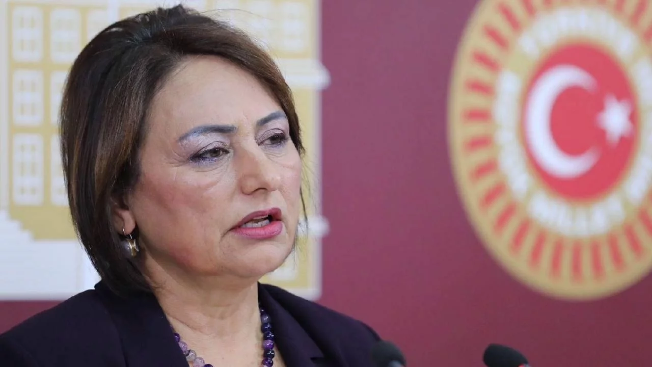 CHP'li Müzeyyen Şevkin: İstifa etmesi gereken, tarihin en başarısız Milli Eğitim Bakanı neyle uğraşıyor?