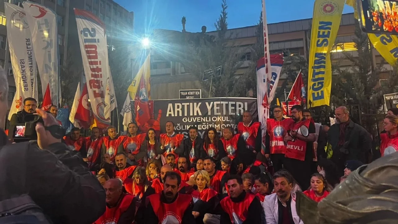 Öğretmenlerden Milli Eğitim Bakanlığı önünde "yaşam nöbeti"