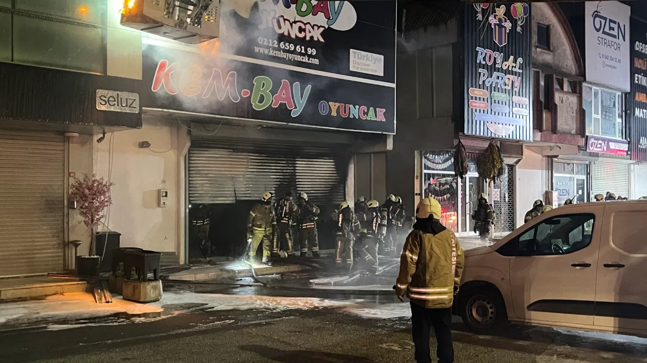İstanbul'da iki katlı iş yerinde yangın