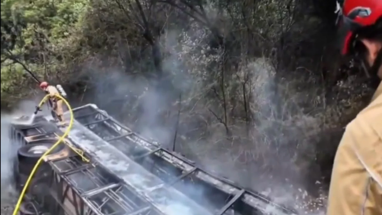 Yolcu otobüsü uçuruma yuvarlandı: 11 kişi öldü