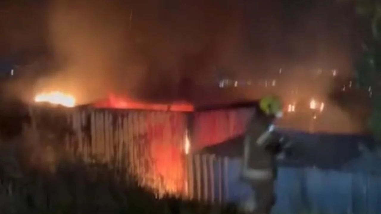 Bursa'da korkutan yangın! Konteynır alevlere teslim oldu...