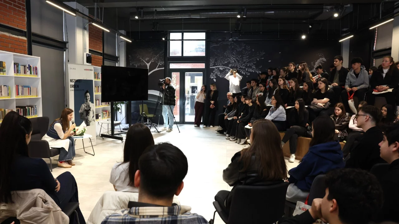 Nilüfer'de Nezaket Erden, "Sennur Sezer" şiirleri okudu