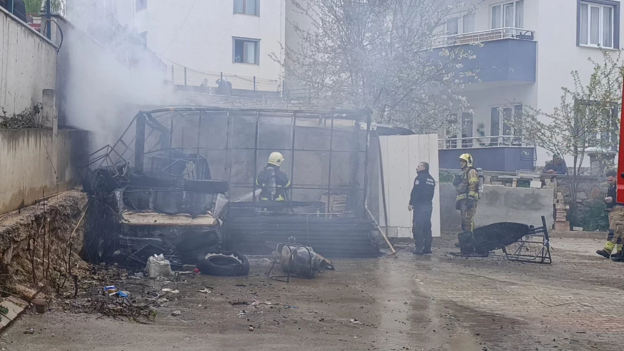 Bursa'da depoda çıkan yangında tüp bomba gibi patladı